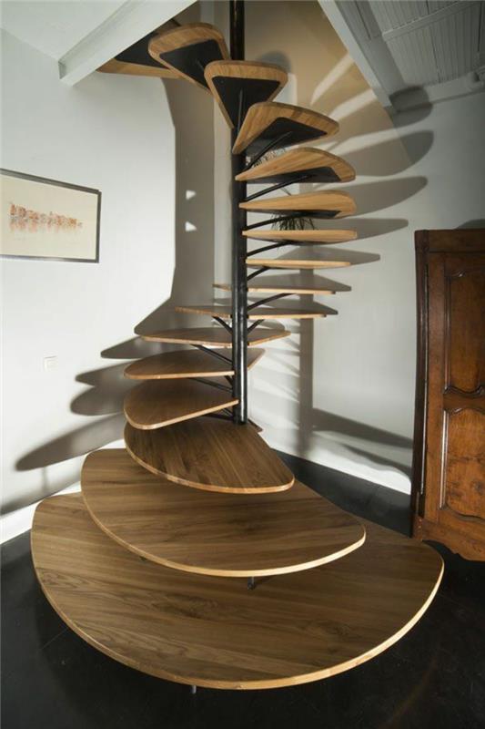 lepo oblikovano-za-izdelavo-leseno-stopnišče-spiralno stopnišče-v-svetlem lesu