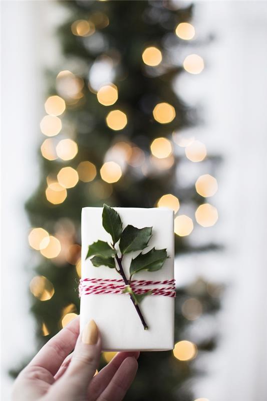İyi sarılmış Noel hediyesi, dekorasyon için hafif çelenk ile Noel ağacı fotoğrafı, parfüm hediye fikri