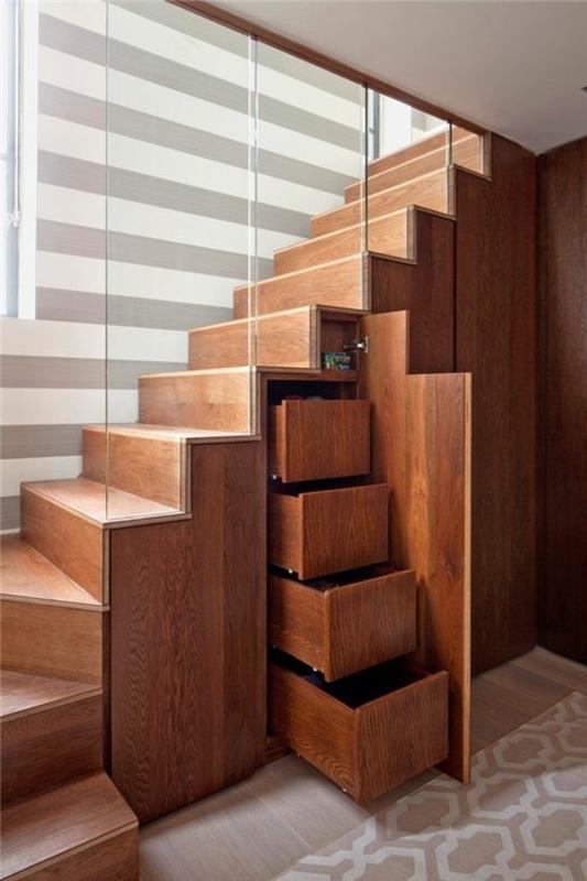 lepo spiralno leseno stopnišče s shrambo pod stopnicami za moderno notranjost