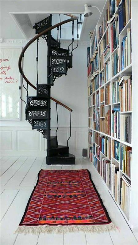 gražūs-spiraliniai laiptai-juodos geležies ir raudoni kilimai-retro-prašmatnaus stiliaus-grindų baltos grindys