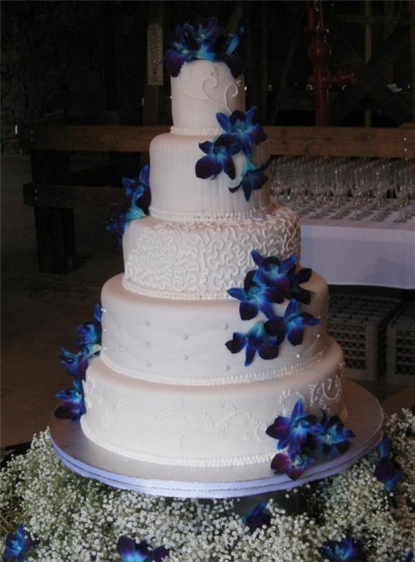 güzel ve orijinal-düğün pastası-beyaz-mavi-dekorasyonlu-mavi-çiçekler