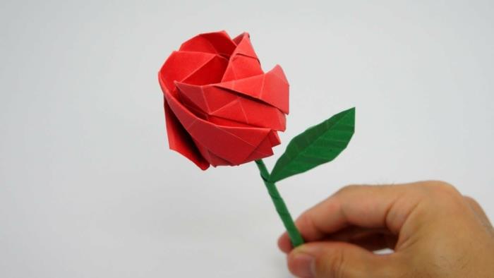güzel-çiçek-şekilli-origami-gül-kırmızı-origami-origami-yapması kolay-güzel-çiçek