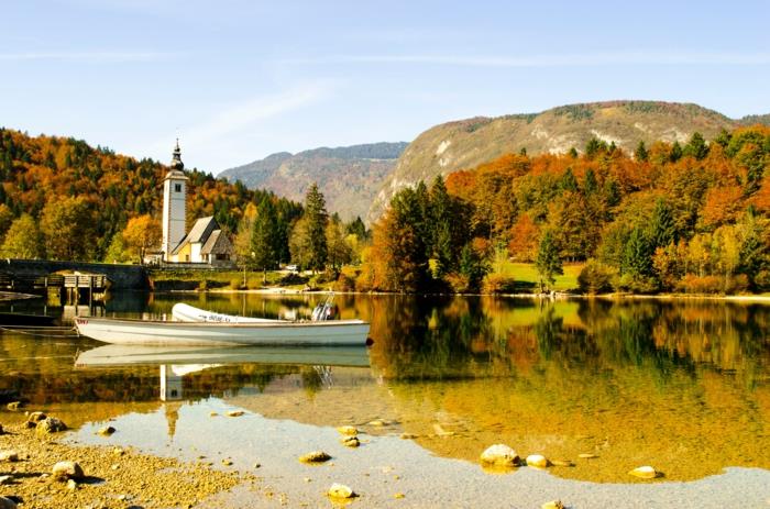 gozd in reka, brežine obarvane z jesenskimi barvami, lepa jesenska pokrajina