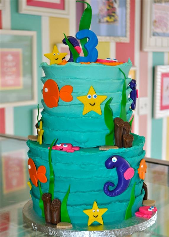 mėlynas pyragas, sumontuotas gabalas su jūros gyventojų figūrėlėmis, gimtadienio tortas trejų metų vaikui