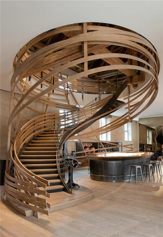 gražus interjeras su mediniais spiraliniais laiptais su dideliais matmenimis laiptai šviesioje medienoje
