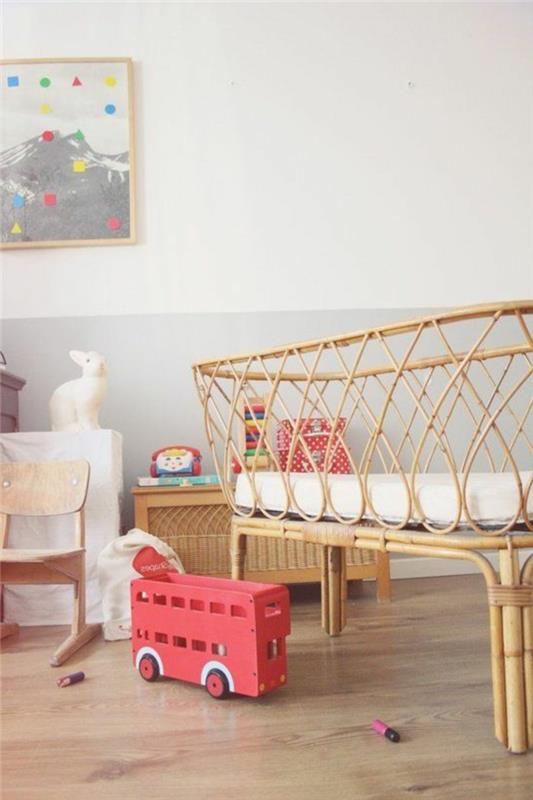 graži kūdikio lova šviesiame bambuke šiuolaikiškam kūdikio kambariui su baltomis sienomis