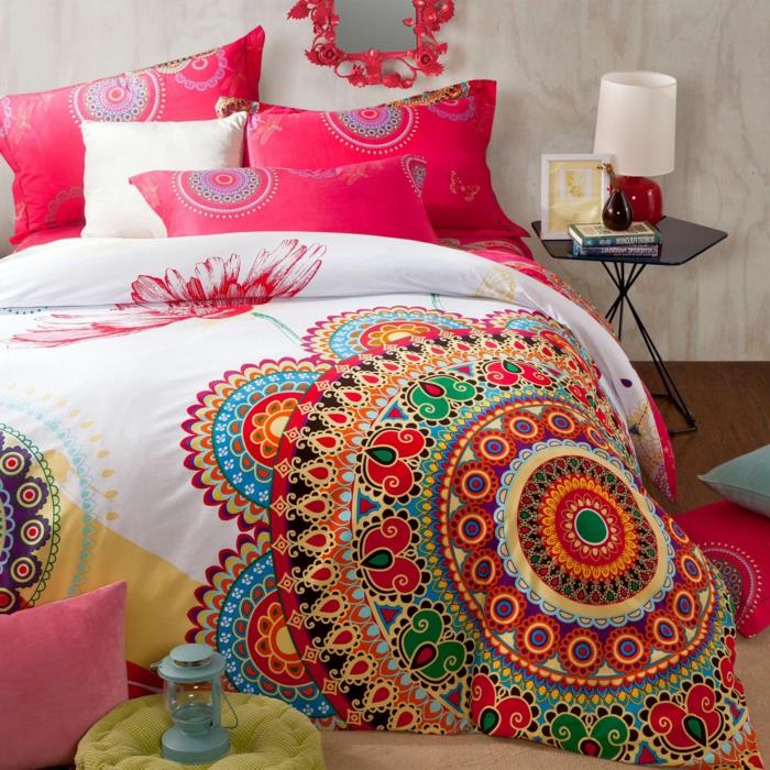 hipi elegantna spalnica, posteljna prevleka v živahnih barvah, roza in bele blazine