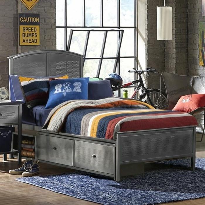 lepa postelja-fant-spalnica-fant-kovinska postelja-fant-modra preproga-industrijska-spalnica