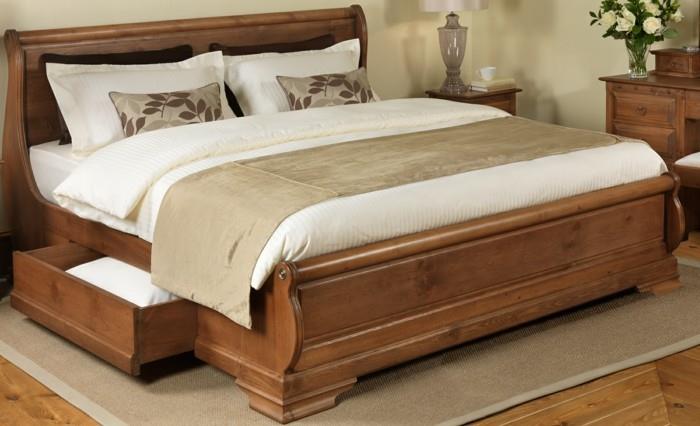 postelje iz lesenega masivnega lesa in leseni predali-poceni-postelja za odrasle-v-lesu-bež-preproga-in-parket