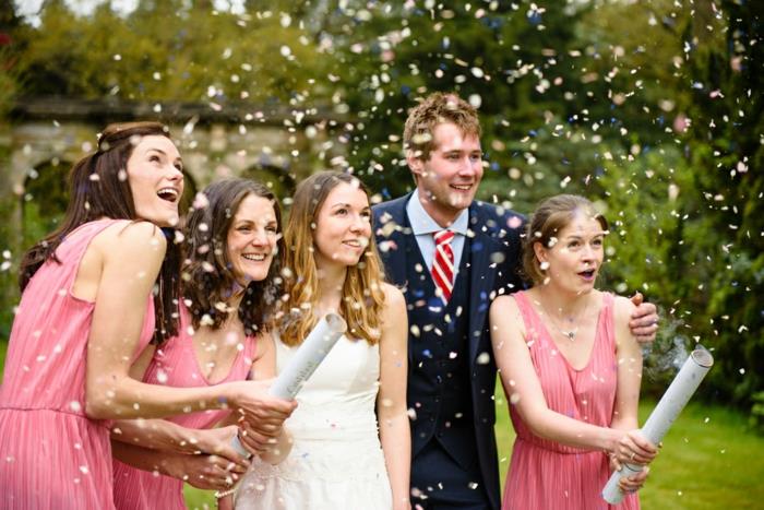 açık hava düğünü, romantik tören, pembe ve beyaz elbiseli kadınlar, takım elbiseli adam