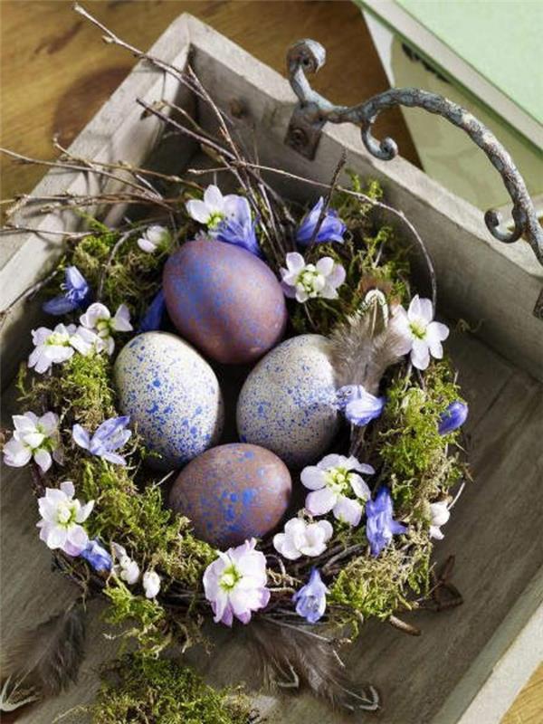 gražus lizdas-pilna-žolė-saldžių gėlių ir kiaušinių-idėja-dažymas-originalus-kiaušiniai-deko-velykinis-labai gražus