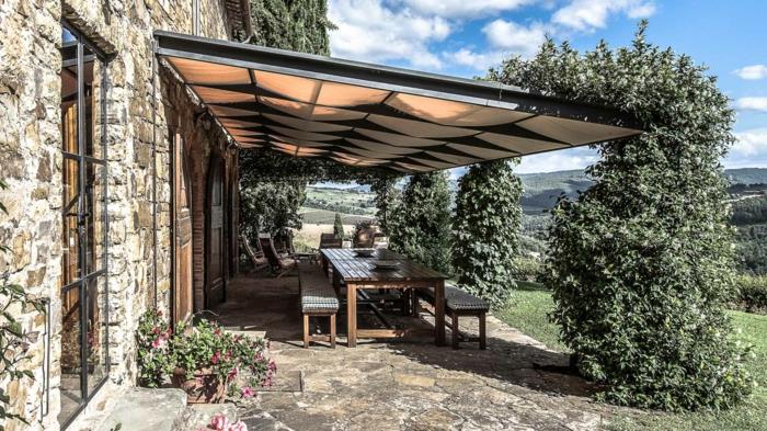 Bahçe teraslı, modern teras ilhamlı İtalyan tarzı taş ev