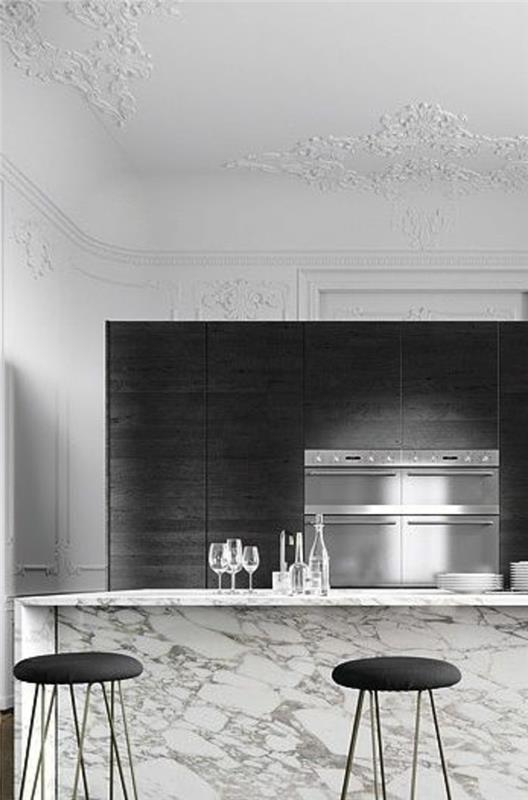 gražiai baltos lubos šiuolaikiškoje virtuvėje su marmuro purslų dėka ir virtuvės baras