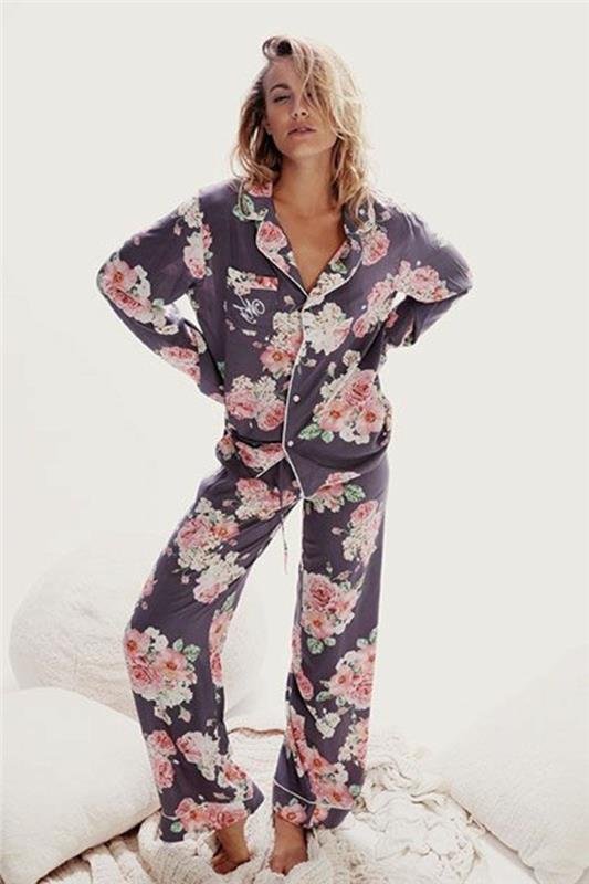 lepa-pižama-ženska-s-cvetličnimi vzorci-kako-izbrati-najboljšo-pižamo