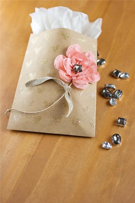 güzel-hediye-çanta-takı-çiçek-dekorasyon