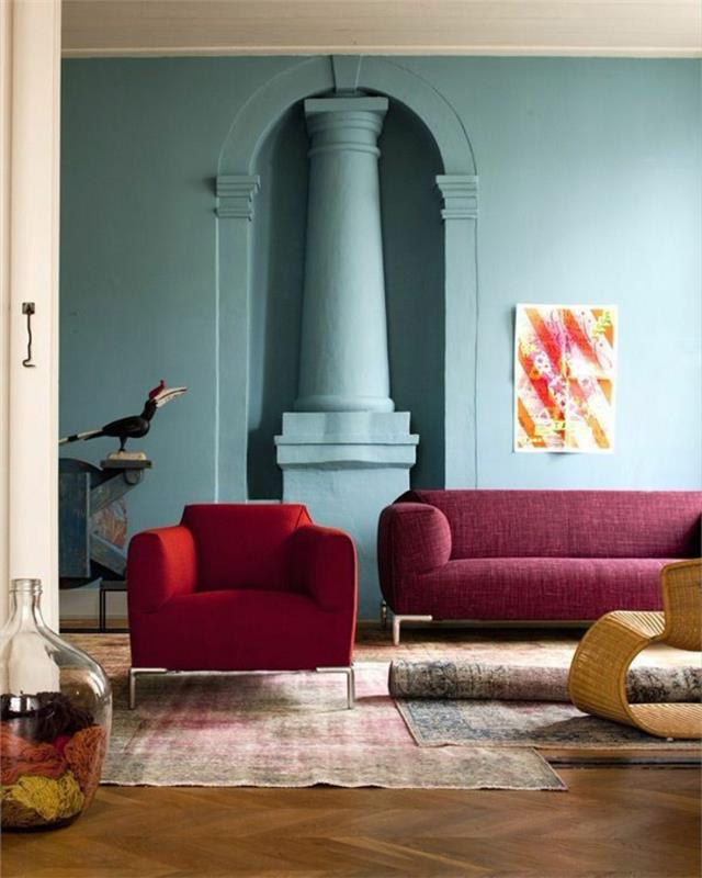 güzel-oturma odası-bordo renkli-kanepe-parke-zemin-ve-retro-halı-oturma odası-mavi-duvarlar