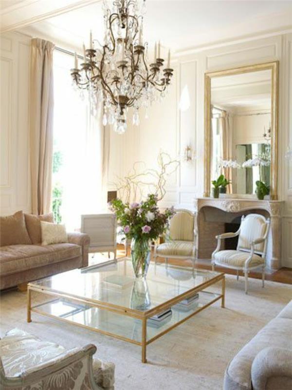 graži svetainė su baroko-krištolo liustra ir kavos stiklinis stalas su gėlėmis
