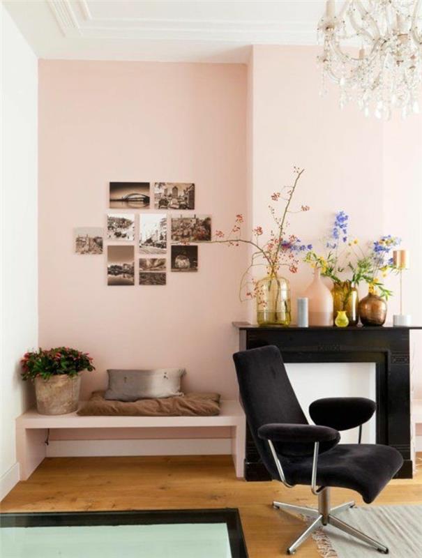 graži svetainė su šviesiai rožinėmis sienomis, baroko liustra ir interjero dekoravimas, gėlės, kaip susieti interjero spalvas gyvenamajame kambaryje