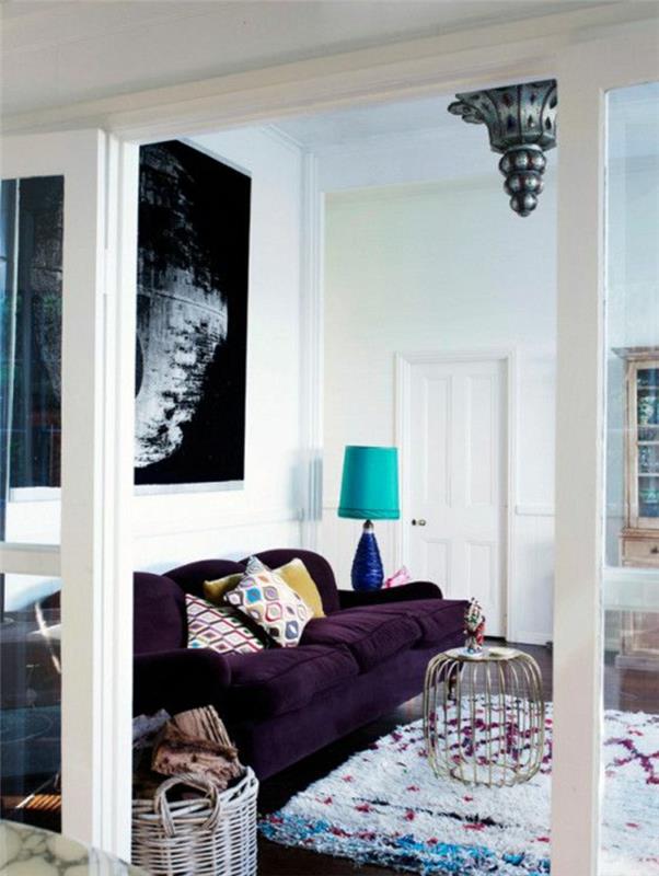 lepa-dnevna soba-z-vijolično-barvno-karto-kavčem-iz-temno-vijolične-preproge-bele-stene