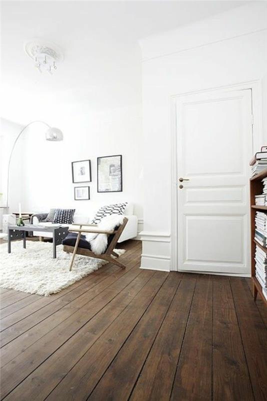 graži svetainė su medinėmis parketo grindimis, laminuota parketo baltoje svetainėje