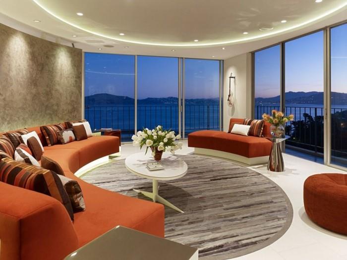 güzel-oturma odası-görünümlü-ve-ucuz-led-tavan-lamba-üzerinde-bej-tavan-turuncu kanepeli-oturma-odası