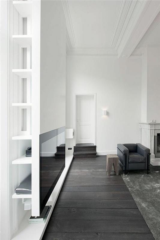 gražiai-svetainė-balta-juoda-su-juoda-parketo grindimis-ir pilka-parketas-ąžuolo kilimas-svetainėje