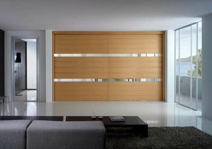 lepa-oblikovalska-dnevna soba-z-omaro-v-svetlem-lesu-in-stekleno-drsno-lesenimi vrati