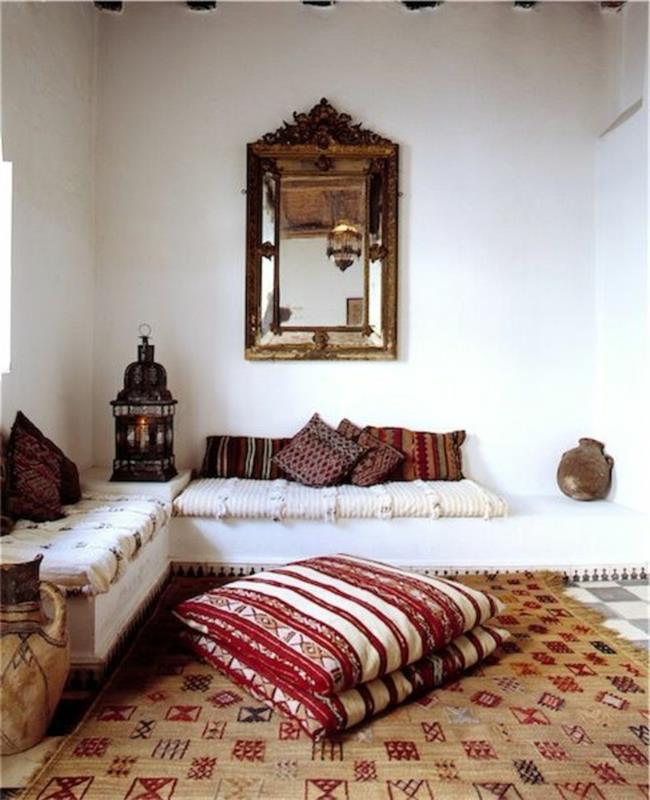 güzel-Fas-oturma odası-dekoratif-yerde-yastıklar-beyaz-duvarlar-ve-koltuk-için-yastıklar