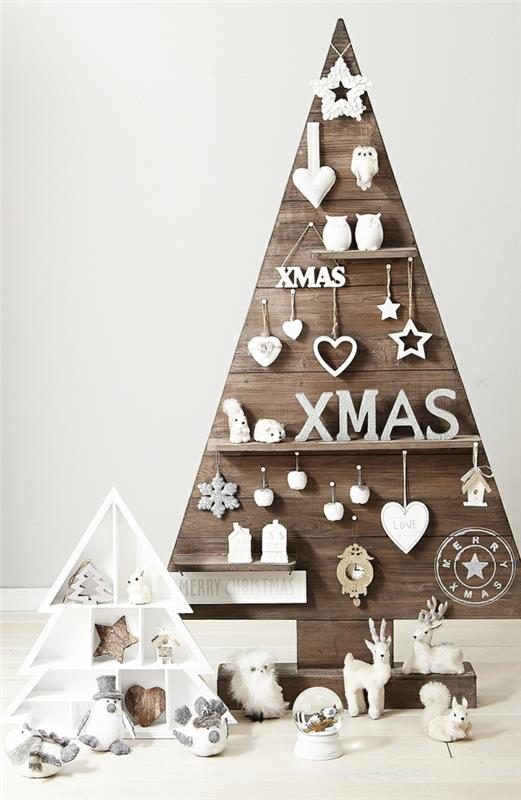 medis, originali Kalėdų puošmena, balti elniai, trikampio lentyna, puri pelėda, balti daiktai, prikalti arba pakabinti ant medžio