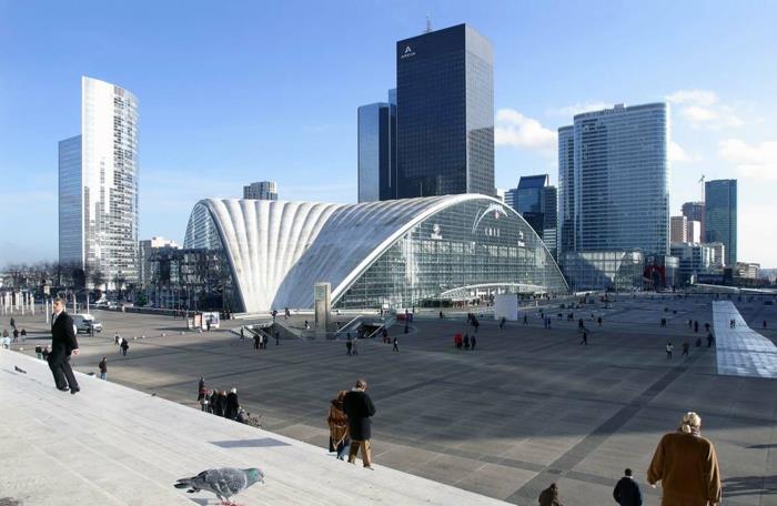 lepa-hoja-v-paris-sprehod-v-paris-sprehod-v-paris-la-defense-paris