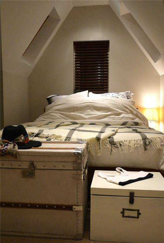 güzel-kanepe-yatak-ucu-yatak-bank-ikea-yatak odası-eğim altı-bej-duvarlar