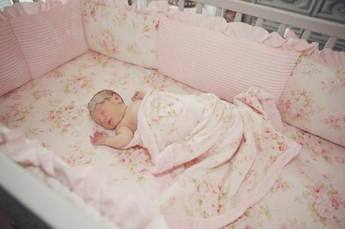 lepa-deklica-otroška posteljica-odbijač-dojenček-poceni-za-punčko-spalnica