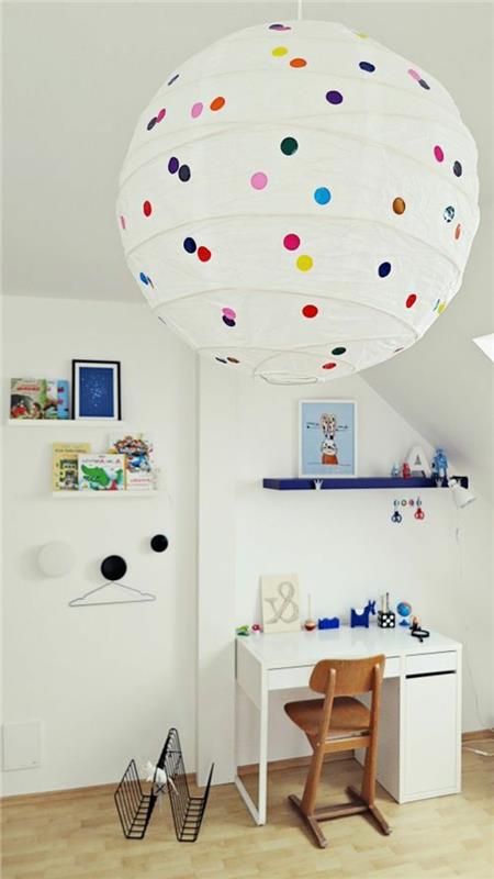 lepa-kitajska-krogla-papir-luč-moderna-otroška-spalnica-moderna-bela-stena-bela-lesena miza