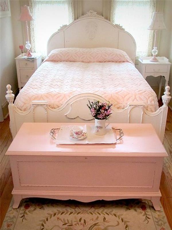 gražus lovos galas-krūtinė-rožinė-medinė-ir-modernus-miegamasis-lova-suaugusiųjų miegamajame
