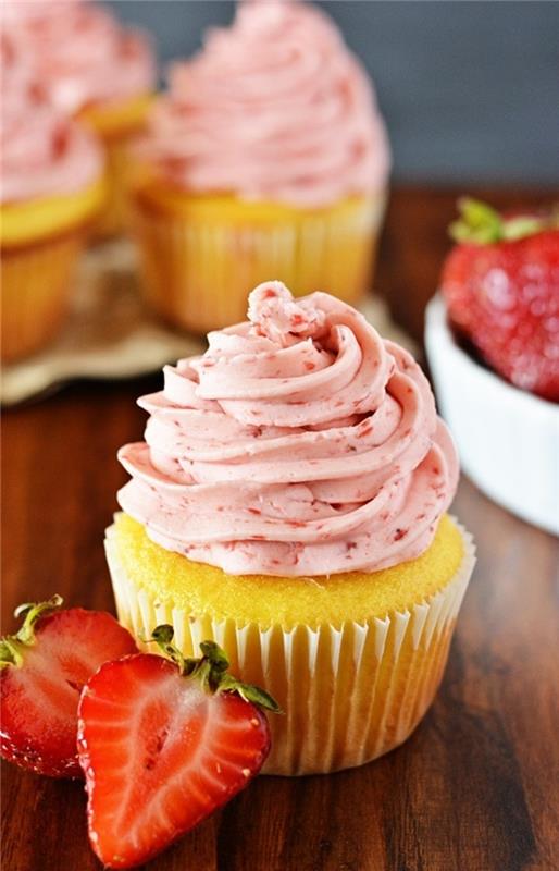 srčkano-darilo-cupcake-z-okusno-cupcake-icing-cupcake-icing-for-cupcake