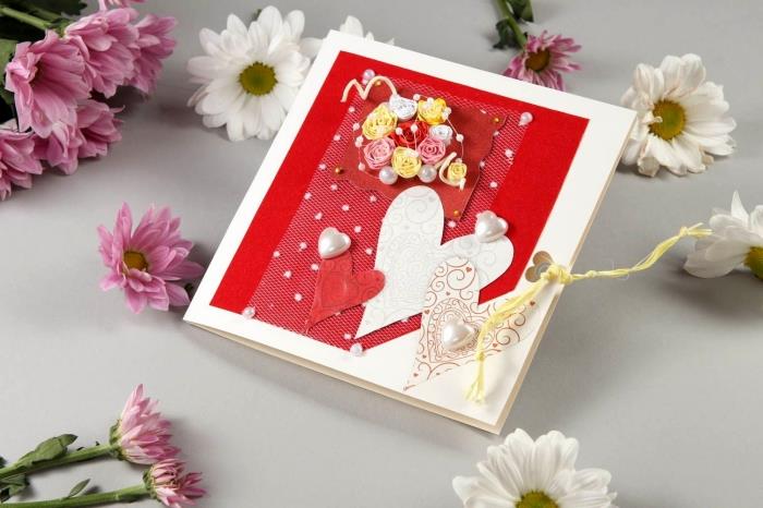 „Pasidaryk pats“ Valentino dienos atviruko šablonas, „Scrapbooking“ idėja vasario 14 d., Balto ir raudono kartono popieriaus meilės atvirukas su nėriniais ir popierinėmis širdimis
