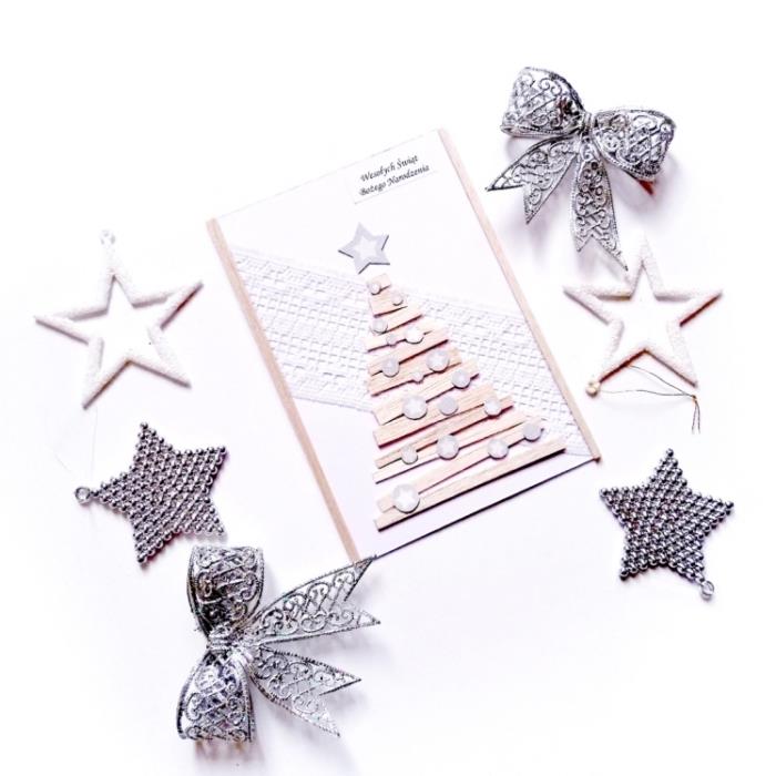 Karton şeritten kesilmiş Noel ağacı süslemeli beyaz scrapbooking kağıdında DIY Noel kartı, Noel kartı yapmak için