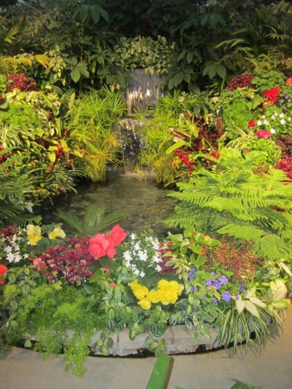 gražus sodas-krioklys-su-gražia gėle