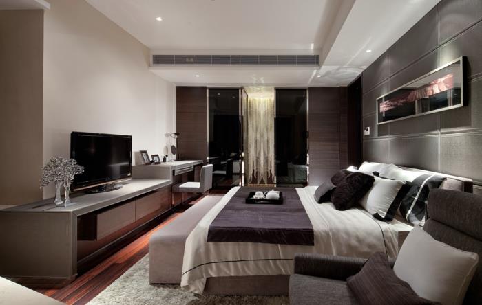 enobarvna spalnica, velika TV omara pred veliko posteljo, črno -bele zavese