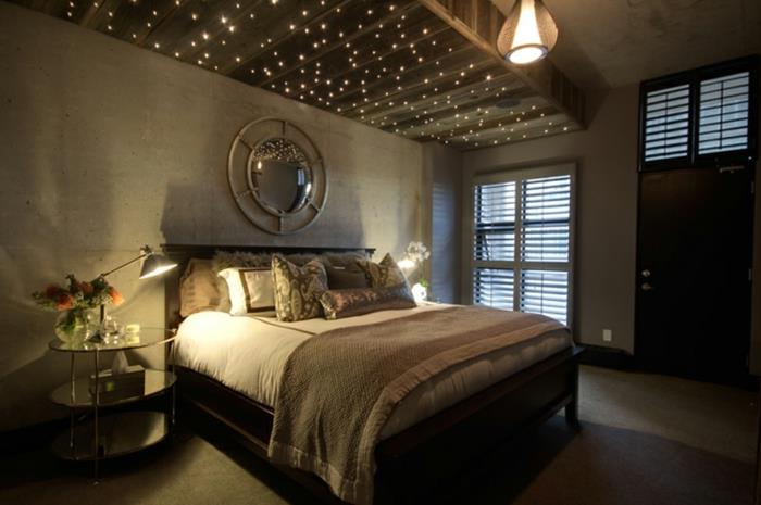 romantično vzdušje v spalnici, umetne zvezde nad posteljo
