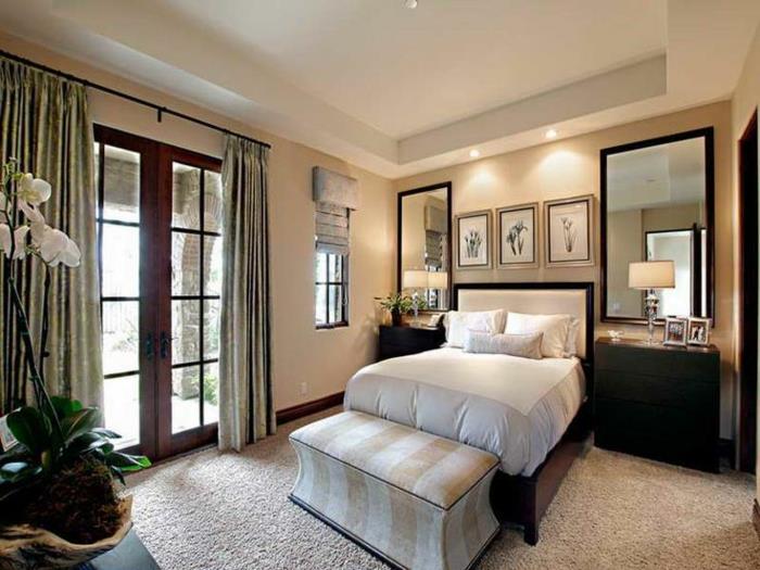 gražus-miegamasis-su didele lova-ikea-smėlio spalvos-sienos-moderniame miegamajame-