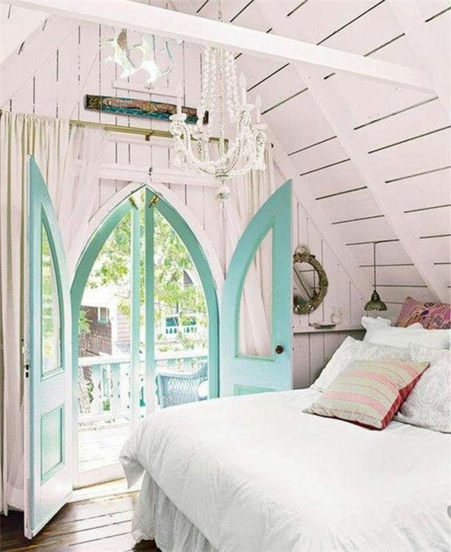 gražus miegamasis su baltomis grindimis-sienomis-baroko liustra-krištolo-mėlynos-medinės durys