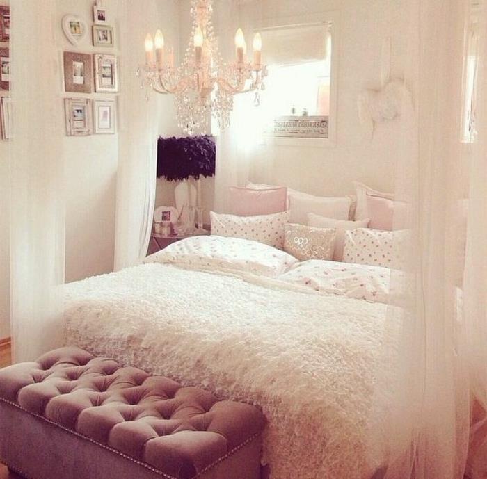 gražus miegamasis su baldahin baltomis užuolaidomis ir lova-ikea-baroko-krištolo liustra