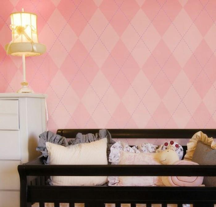 gražus-vaikų kambarys-su-blyškiai-rožinė-siena-rožinė-tapetai