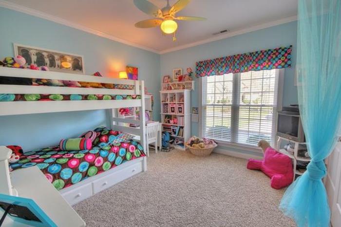 majhna, a prostorna otroška soba, podstrešna postelja, bež preproga, rožnata talna blazina, ventilatorska svetilka