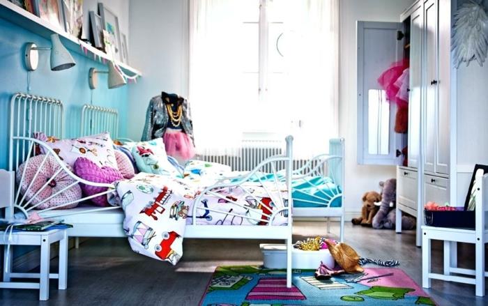 dekoracija otroške sobe, bele postelje, roza modra in zelena preproga, otroška garderoba, polica