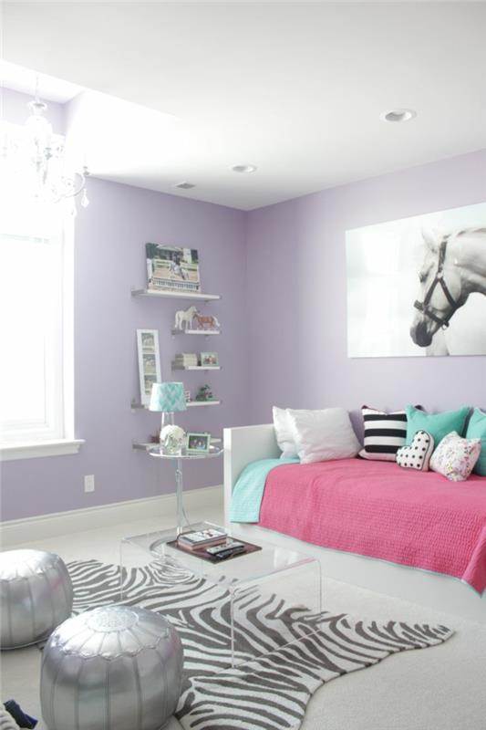 graži-paauglė-mergina-miegamasis-idėja-deko-paauglių miegamasis-su-violetinėmis sienomis-zebrinis kilimas