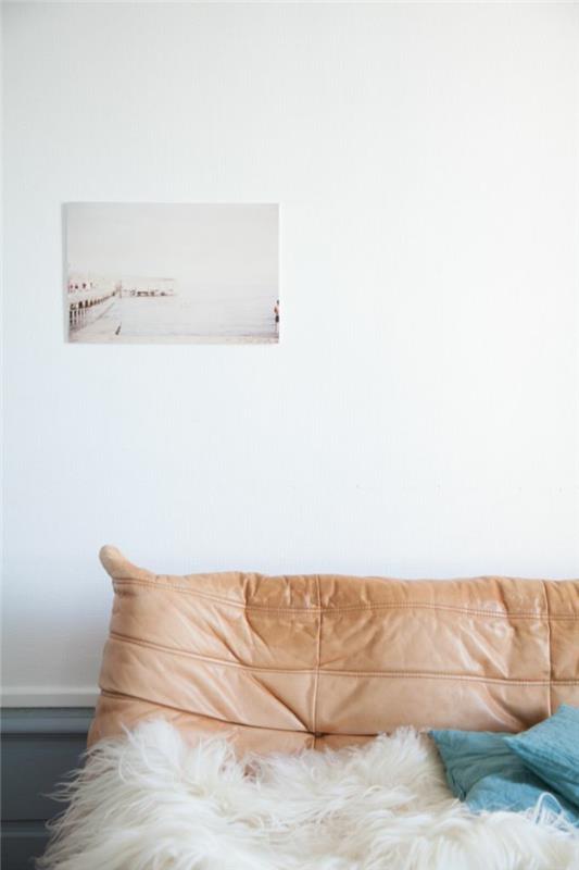 gana pigus fotelis-smėlio spalvos oda šiuolaikiškam gyvenamajam kambariui su baltomis sienomis