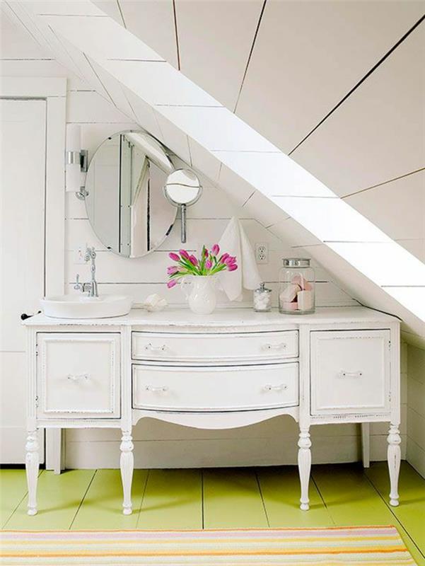 gražus tualetinis staliukas-ikea-balto medžio ir gėlių spalvos kilimas-grindys-žalios-grindys-sienos-baltos grindys
