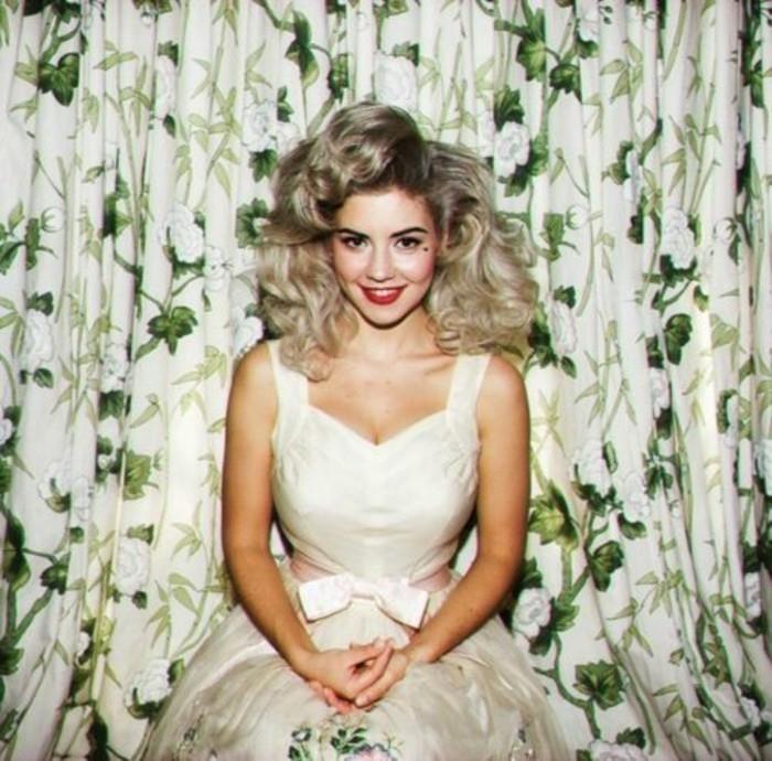 lepa-frizura-z-volumen-vintage-pričeska-frizi-njeni-vintage-style-lasje
